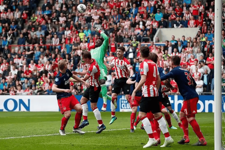 巴塞罗那训练开放日；赛前刷新队史纪录引欢呼；荷甲在即；阵容厚度经受考验的简单介绍-爱游戏官网